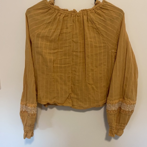 American Eagle cropped blouse. - Picture 3 of 3